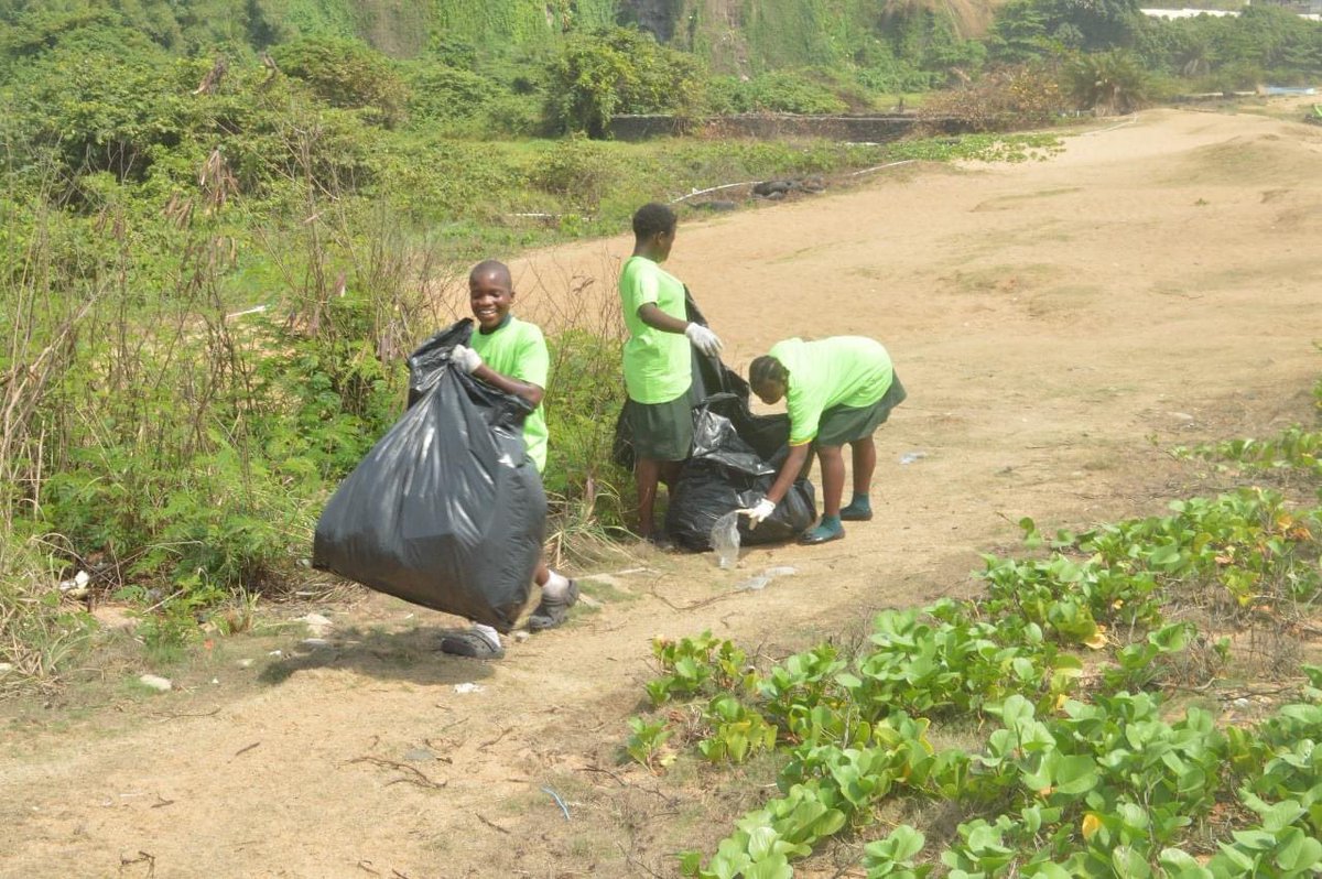 #GreenHope in Liberia!🇱🇷#EarthDayEveryday 
Our amazing members conducted an environment workshop for the students of a local school in Monrovia which was followed by a beach cleanup !🌊🗑️🏖️
#SDG11 #SDG12 #SDG14 #SDG15 #LastDecadeOfAction #ESD #EarthDay2024 #EarthDay