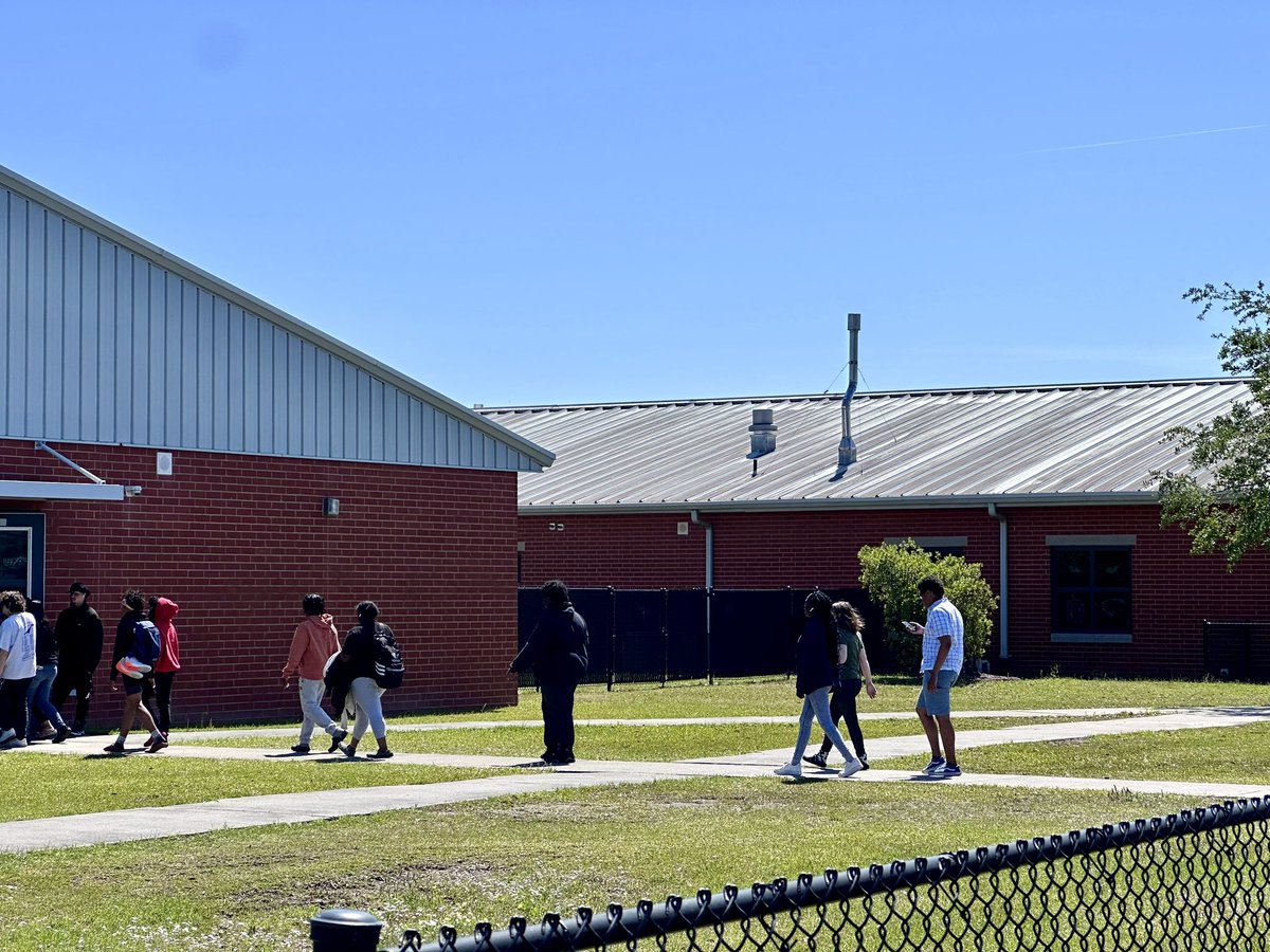 horrycountypd's tweet photo. UPDATE 4/24/24 at 11:30 a.m.:

Buildings are being swept by #HCPD officers and @HCSInfo personnel.

Students are beginning to reenter areas that have been cleared.

No threat has been found as of this time.

All students and staff are safe, and no community action is needed. https://t.co/7tGRnAUIYV
