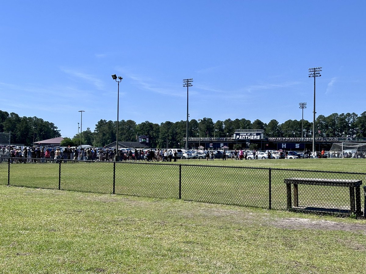 horrycountypd's tweet photo. UPDATE 4/24/24 at 11:30 a.m.:

Buildings are being swept by #HCPD officers and @HCSInfo personnel.

Students are beginning to reenter areas that have been cleared.

No threat has been found as of this time.

All students and staff are safe, and no community action is needed. https://t.co/7tGRnAUIYV