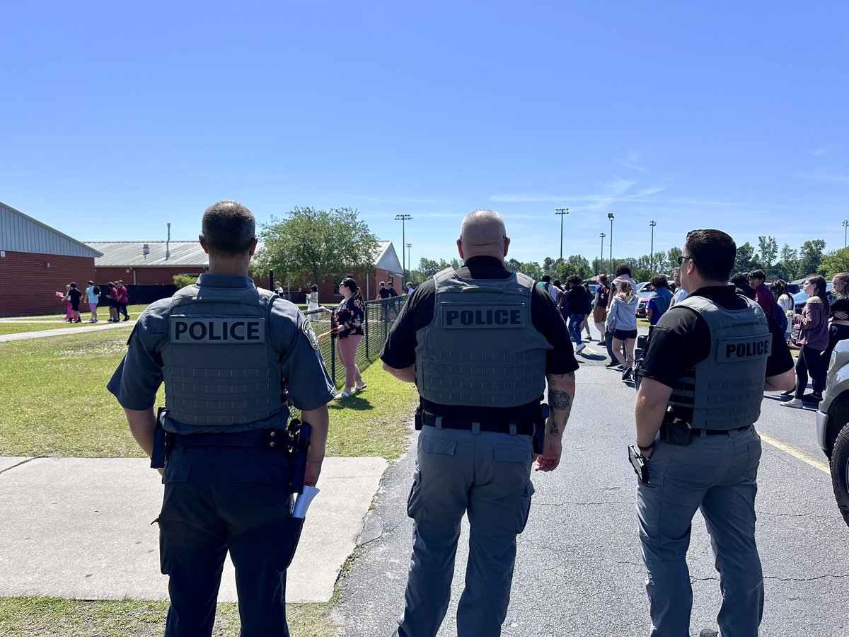horrycountypd's tweet photo. UPDATE 4/24/24 at 11:30 a.m.:

Buildings are being swept by #HCPD officers and @HCSInfo personnel.

Students are beginning to reenter areas that have been cleared.

No threat has been found as of this time.

All students and staff are safe, and no community action is needed. https://t.co/7tGRnAUIYV