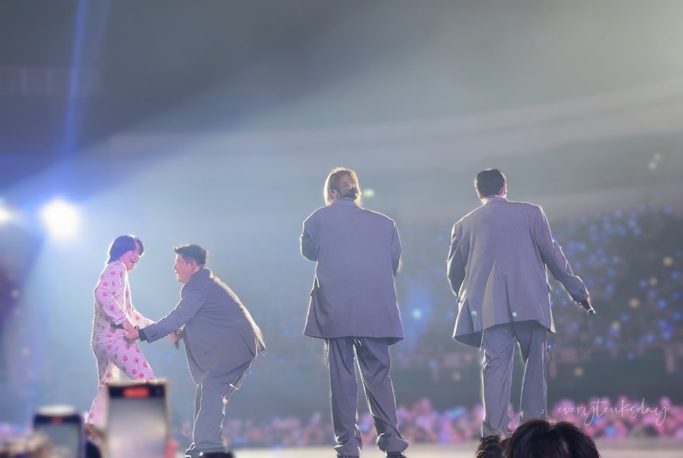 It’s always fun when Hee is on the stage.💙🥹

That is our Suju, that is the chemistry!
#superjunior #이특 #leeteuk #신동 #shindong #시원 #siwon #sj #kpop #슈퍼주니어 #슈주 #スーパージュニア #superjuniorlss #TheShow_Th3eeGuys #KimHeeChul