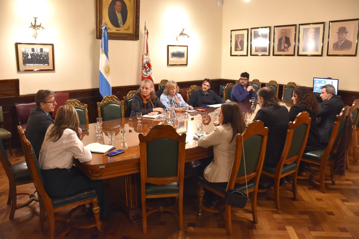 ucrsenado's tweet photo. Continúan las reuniones conjuntas entre senadores y asesores del #BloqueUCR para el análisis de los proyectos que se encuentran en tratamiento en el Congreso de la Nación. 

#UCR #Senado #Argentina https://t.co/zRcZua32M4