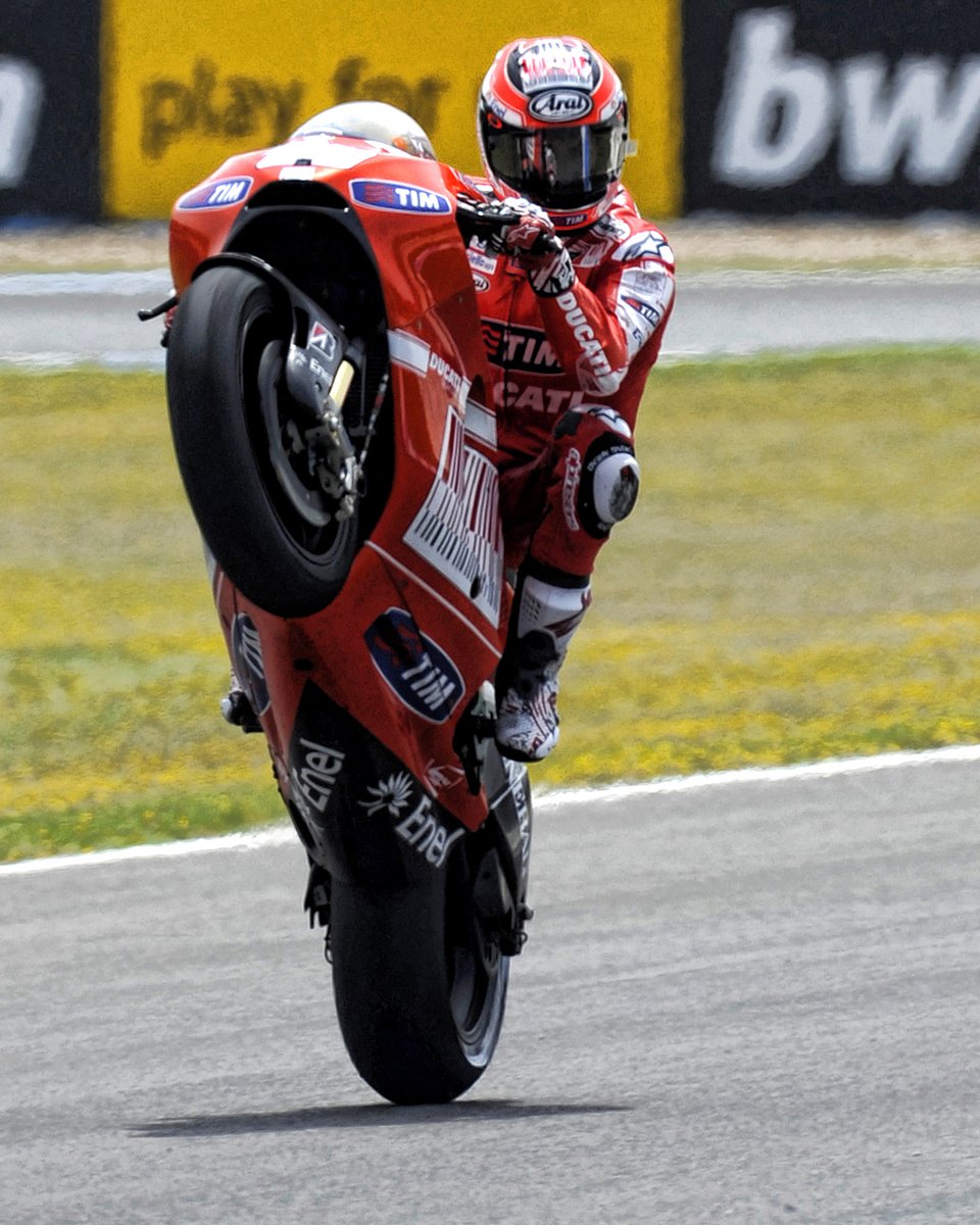 #WheelieWednesday brought to you by Nicky Hayden in 2010 at Jerez ❤️ 

#MotoGP | #SpanishGP
