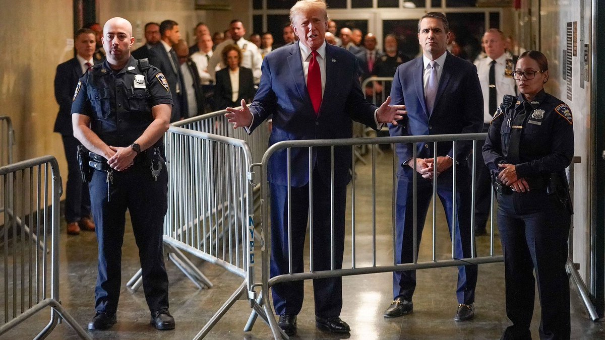 JazzyJ87283918's tweet photo. The wildest thing I’ve ever seen in my life is a former president campaigning to be the president again outside of his criminal trial.
unbelievable https://t.co/83h5VCcLkY
