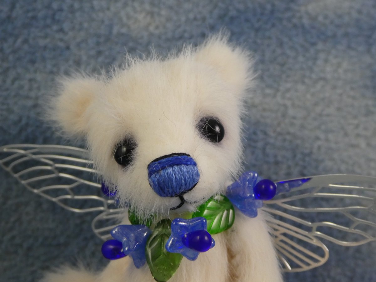 Meet Miniature Bluebell Fairy 'Belle' , she's so soft and fuzzy with her luxurious cream fur and beautiful shimmering silver wings along with her glass beaded spring flower garland💙 #BramberBears
bramberbears.etsy.com/uk/listing/170…