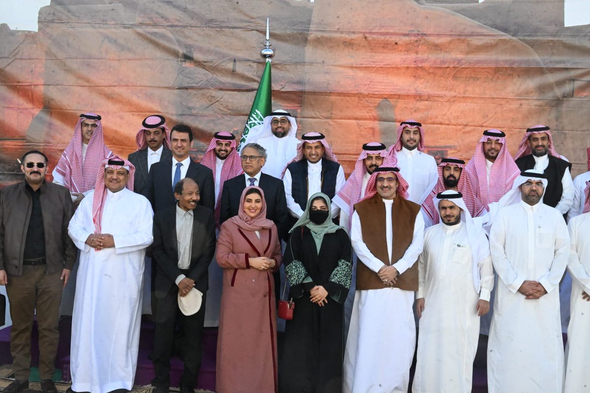 KSAembassyTN's tweet image. استقبل سفير خادم الحرمين الشريفين لدى تونس الدكتور عبد العزيز بن على الصقر بمقر إقامته بالعاصمة التونسية ممثلي الجهات السعودية المشاركة في معرض تونس الدولي للكتاب، وعدد من المثقفين والكتاب والشعراء السعوديين.