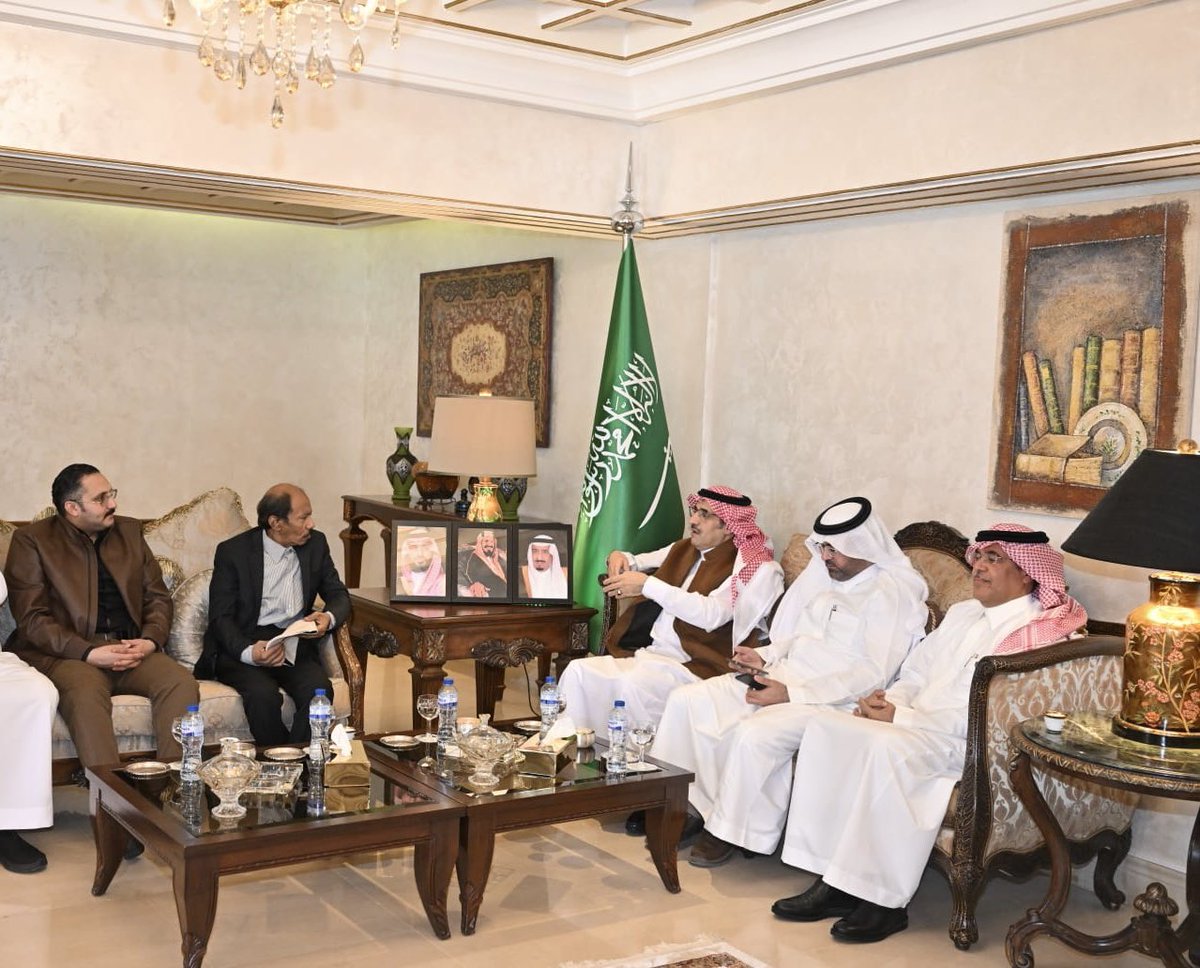 KSAembassyTN's tweet image. استقبل سفير خادم الحرمين الشريفين لدى تونس الدكتور عبد العزيز بن على الصقر بمقر إقامته بالعاصمة التونسية ممثلي الجهات السعودية المشاركة في معرض تونس الدولي للكتاب، وعدد من المثقفين والكتاب والشعراء السعوديين.