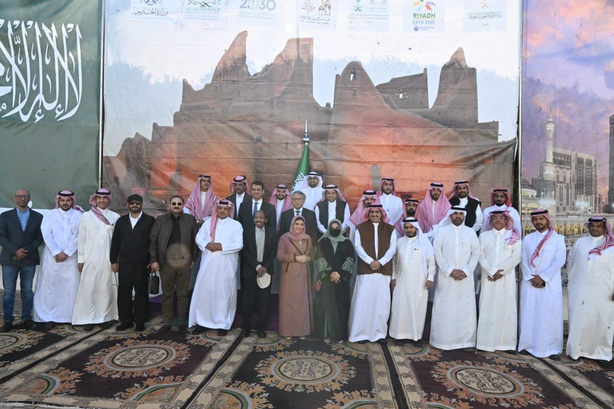 KSAembassyTN's tweet image. استقبل سفير خادم الحرمين الشريفين لدى تونس الدكتور عبد العزيز بن على الصقر بمقر إقامته بالعاصمة التونسية ممثلي الجهات السعودية المشاركة في معرض تونس الدولي للكتاب، وعدد من المثقفين والكتاب والشعراء السعوديين.