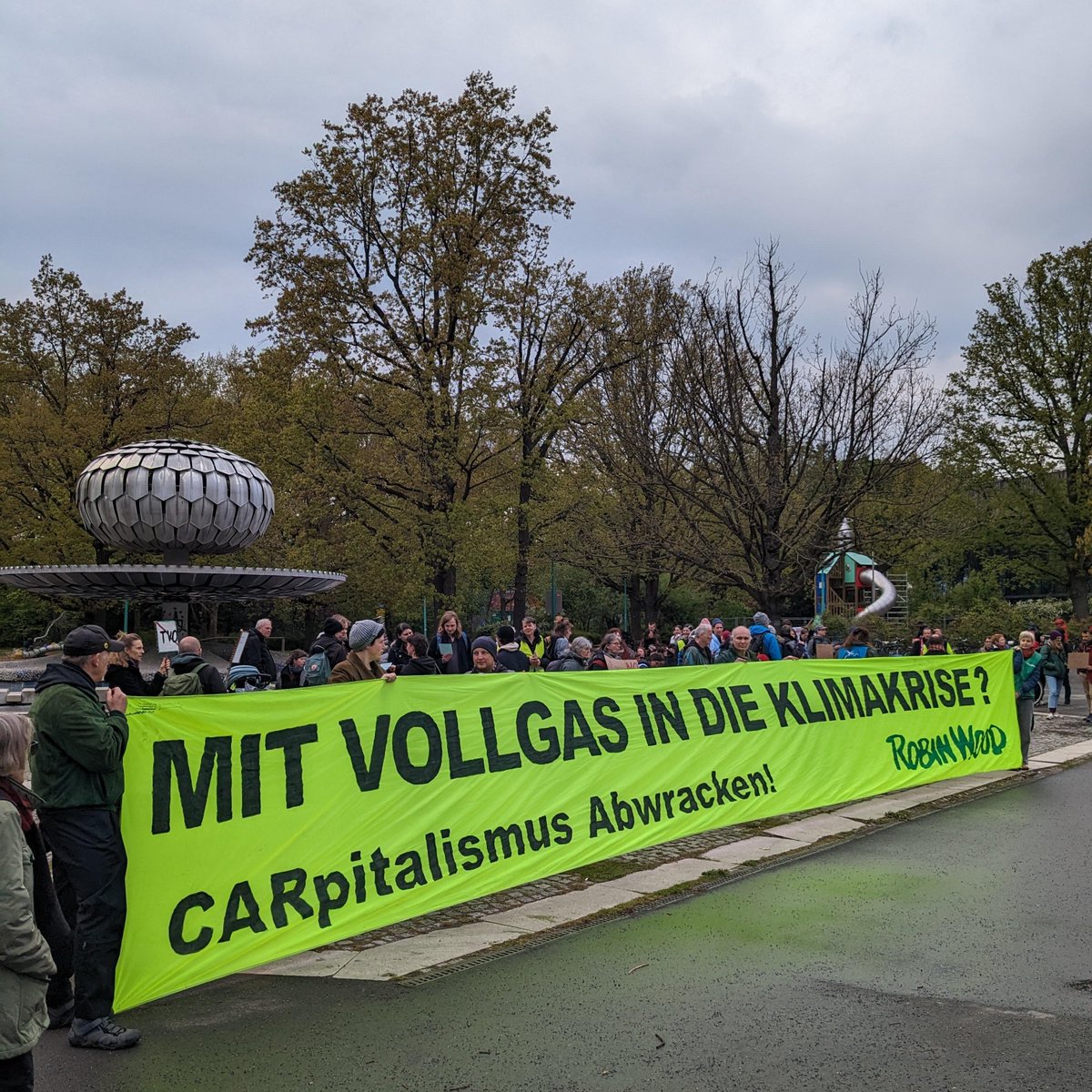 Demo in Berlin: S-Bahn-Anbindung statt Schnellstraße!
In der Berliner #Wuhlheide sollen 15 Hektar Wald gerodet werden, um die vierspurige Tangentialverbindung Ost zu bauen. Dagegen sind wir auf der Straße!