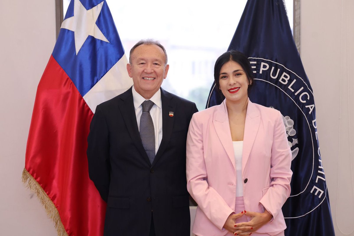 KarolCariola's tweet photo. Hoy como mesa de la Cámara de Diputados y Diputadas, visitamos al presidente del Senado, @jgarciaruminot, y a su vicepresidente, @matiaswalkerp para entregar nuestro saludo protocolar. Sin embargo, como las necesidades apremian, convertimos la reunión protocolar en reunión de trabajo, poniendo manos a la obra y acordando avanzar en una agenda que pone al centro el interés del país y las urgencias ciudadanas.