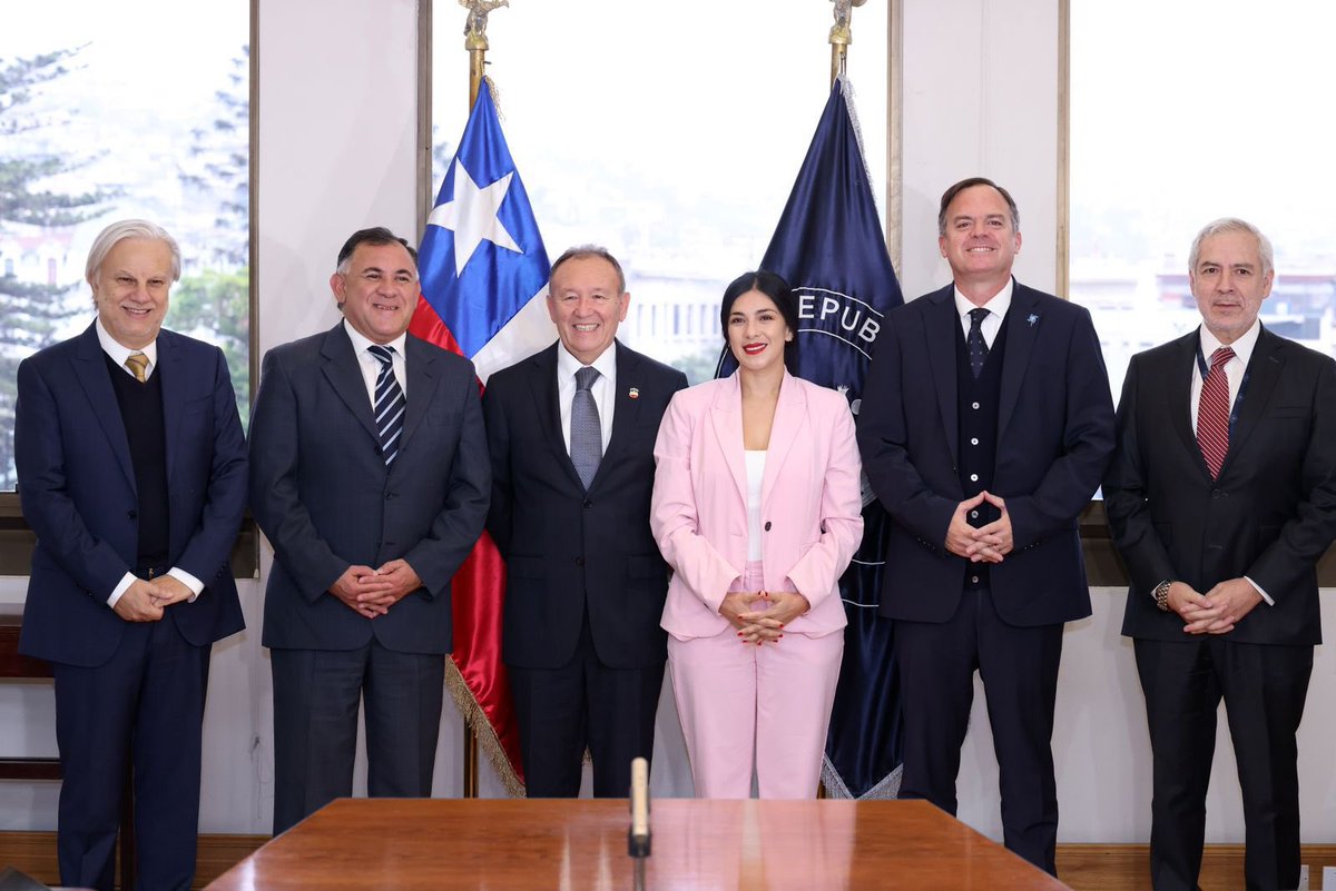 KarolCariola's tweet photo. Hoy como mesa de la Cámara de Diputados y Diputadas, visitamos al presidente del Senado, @jgarciaruminot, y a su vicepresidente, @matiaswalkerp para entregar nuestro saludo protocolar. Sin embargo, como las necesidades apremian, convertimos la reunión protocolar en reunión de trabajo, poniendo manos a la obra y acordando avanzar en una agenda que pone al centro el interés del país y las urgencias ciudadanas.