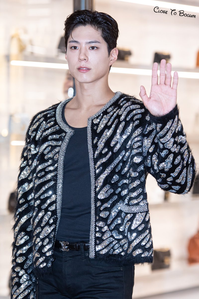 240423 台北101 CELINE活動 
樓上有人大喊:잘생겼어요(好帥)
寶劍立刻回應:謝謝
可以不要這麼可愛嘛!!!
#박보검 #ParkBoGum #朴寶劍 #ボゴム