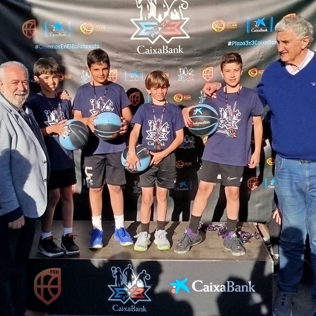 agustinasva's tweet photo. ¡Gran día para nuestros jugadores del equipo Benjamín Azul de baloncesto del Club Deportivo #AgustinasVA!
🏀 Rodrigo, Marco, Eric y Bruno, del equipo TEAM BREM, se llevaron la victoria en su categoría en el #Plaza3x3CaixaBank.
¡Enhorabuena por este logro que nos llena de orgullo! https://t.co/XOqEkbgy6v