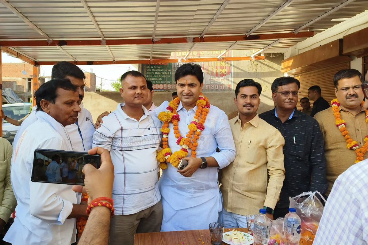 JANTA4jitendra's tweet photo. बिठूर विधानसभा अंतर्गत ग्राम घुरूवाखेड़ा में धार्मिक कार्यक्रम में बड़े भईया श्री Abhijeet Singh Sanga जी के साथ उपस्थिति दर्ज कराई..

BJP Uttar Pradesh 
Abhijeet Singh Sanga 
Jitendra savita - जितेंद्र सविता https://t.co/EABS2zrOC8
