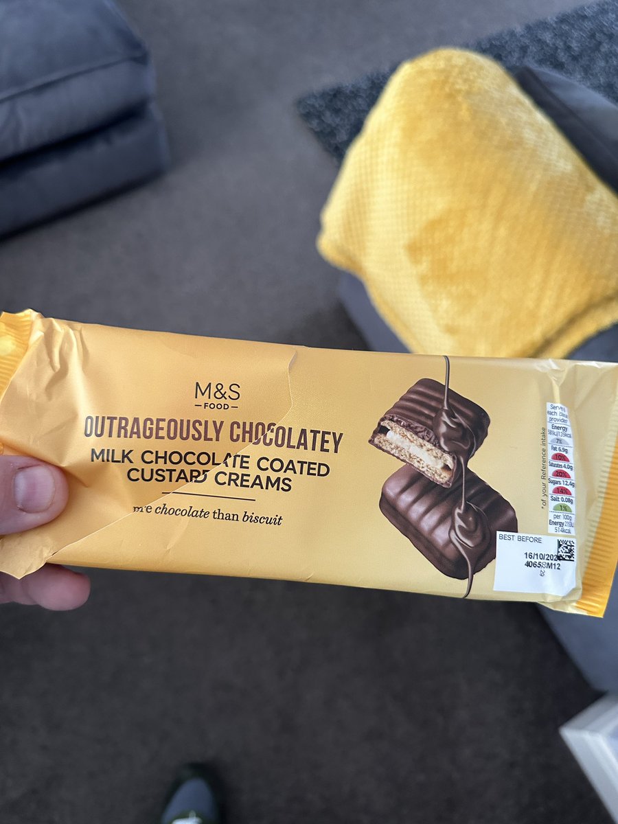 nalaknip's tweet photo. Right. These fuckers. I thought £2.50 was a bit pricey, and then upon opening I discovered there was only 6?!?!?! (SIX) actual biscuits in there. 

Anyway, I’ve had 3 packets in 3 days. https://t.co/8V6yRTCPWI