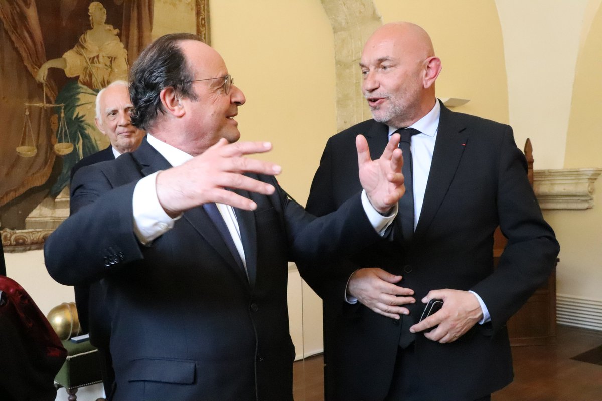 Toutes mes félicitations à Guylain Clamour, Doyen de la Faculté de Droit et de Science politique <a href="/umontpellier/">Université de Montpellier</a>, à qui François Hollande, ancien Président de la République, remettait les insignes de chevalier dans l'ordre national du Mérite !