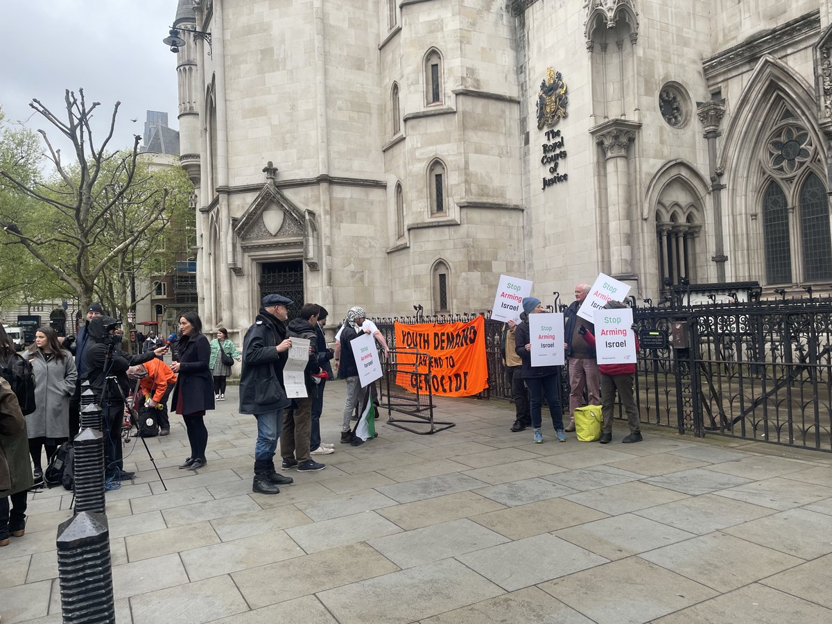 Happy to support this case against the UK to stop arms sales to Israel, yesterday at Royal Courts of Justice. Court documents revealed that on 8 April, a week after Israeli airstrikes killed seven WCK aid workers, a decision by the UK to continue arms exports to Israel!