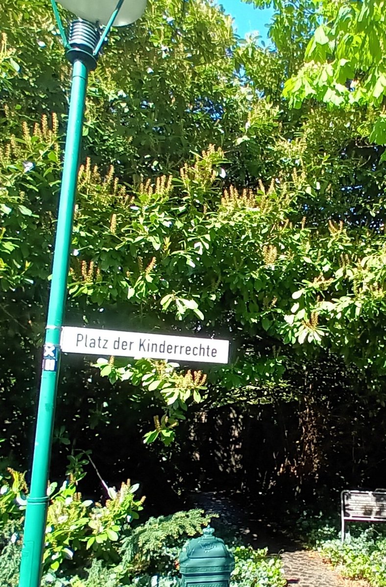 Neu im Innenhof von Schloss Neersen, gleich an der Ruine der alten Schlosskapelle: Platz der Kinderrechte 👍