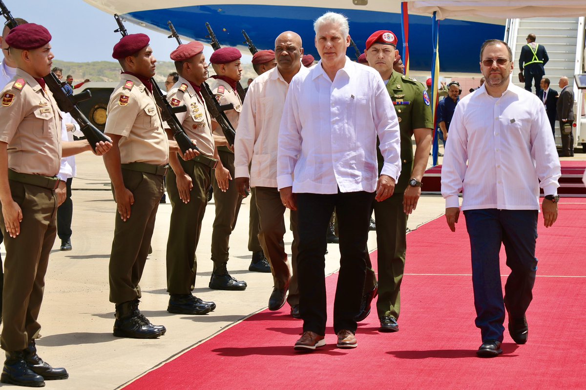 El presidente <a href="/DiazCanelB/">Miguel Díaz-Canel Bermúdez</a> ya está en Caracas.

#ALBA 👏