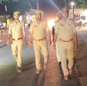 पुलिस अधीक्षक @bbgtsmurthyips के निर्देशन में व ASP के मार्गदर्शन में लोकसभा चुनाव के दृष्टिगत जनपद में शांति एवं कानून व्यवस्था बनाये रखने हेतु थाना डेरापुर पुलिस द्वारा अपने क्षेत्र में पैदल गस्त कर आम-जनमानस को सुरक्षा का भरोसा दिलाया गया। #FootPatrolling