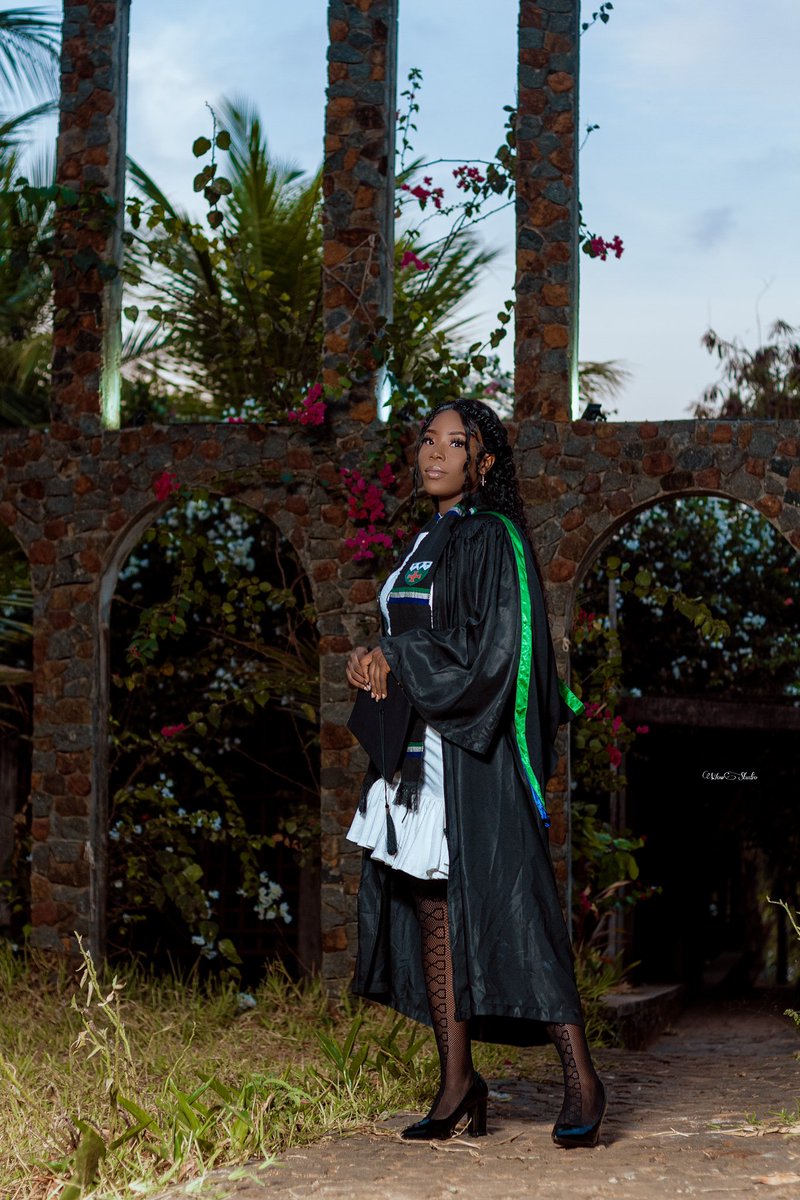 faith_722's tweet image. It was God!!  It will always be God!!🙏🏾😊
Bagged my first of many degrees. 
Psalms 37:5
#SocialWork
#Classof2023
#TheEyeBagsWereWorthIt