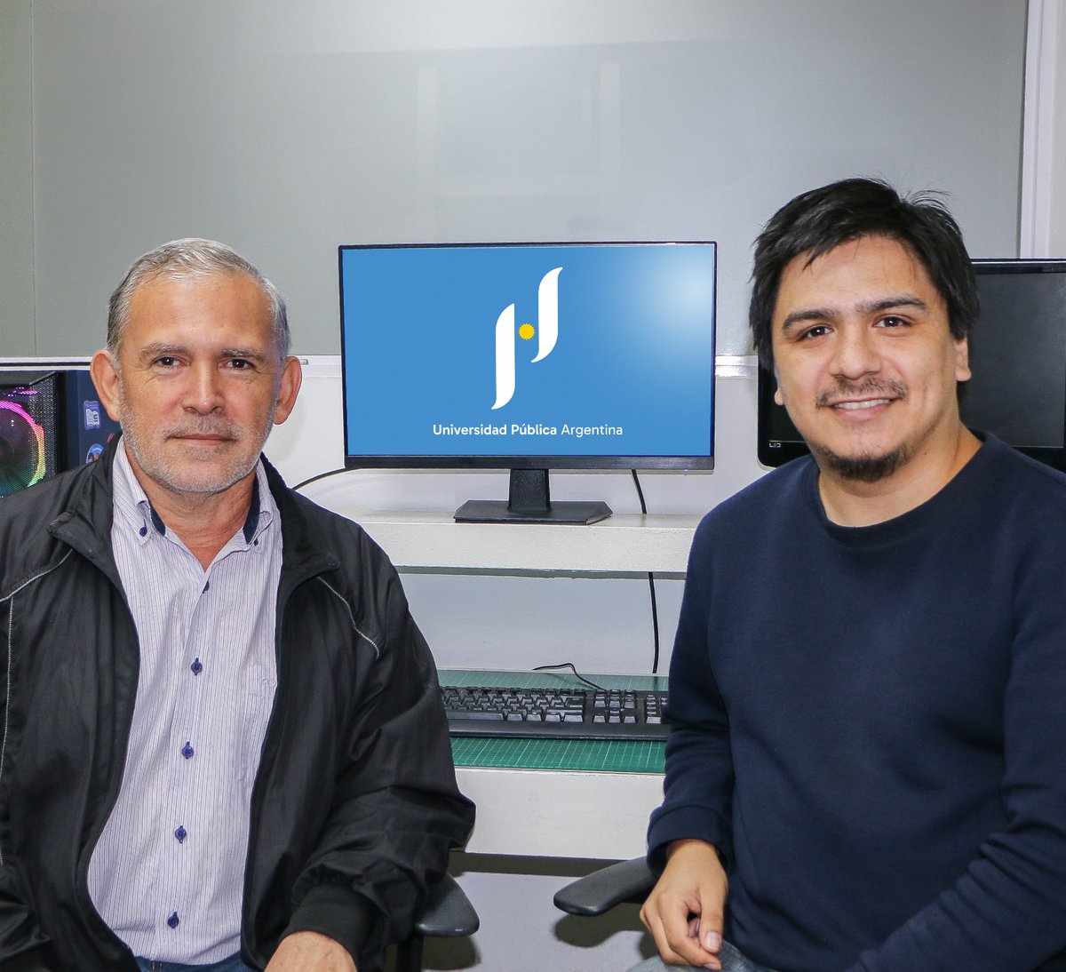 Federico Soria y Héctor Ortiz Nodocentes del Área de Arte y Diseño de la Subsecretaría de Comunicaciones de la #UNSE, crearon la marca Universidad Pública Argentina

“Es un orgullo haber logrado una marca que nos une y que hoy ya es utilizada en todo el país como una identidad”.