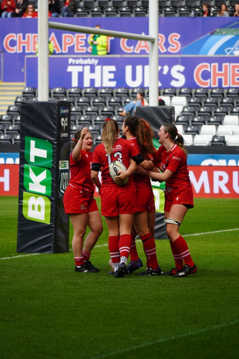 And just like that, it's on to the Women's Rugby fixture, live at the @SwanscomStadium. Half time score is Cardiff 19 - 12 Swansea. Big second half ahead #WelshVarsity2024 #TeamCardiff