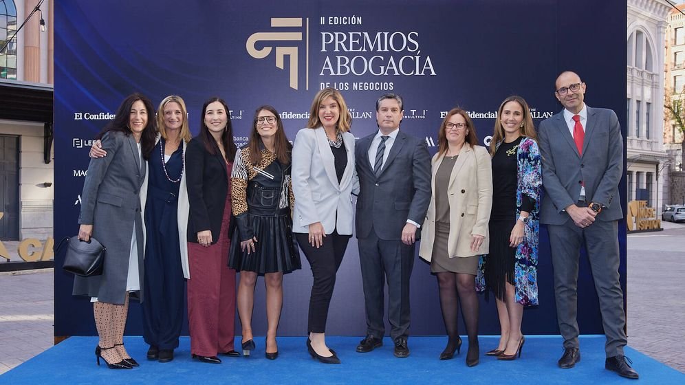 ¡Hemos ganado el premio a mejor equipo corporativo de #Compliance en la II Edición de los #PremiosECJuridico de @elconfidencial ! Muy orgullosos nuestro equipo multidisciplinar que consigue trasladar la relevancia del #Compliance en nuestra actividad global. ¡Enhorabuena, equipo!