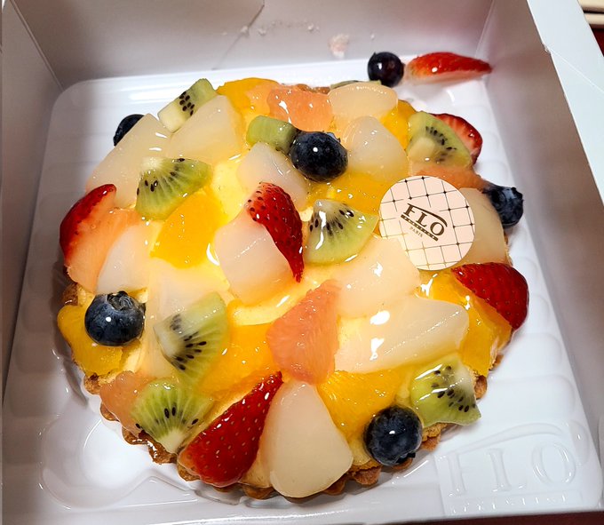 という訳で買っておいたフルーツタルトをバースデーに食べたのだ

私はフィクションの悪役じゃないんで4時間ほど前に完食したよ 