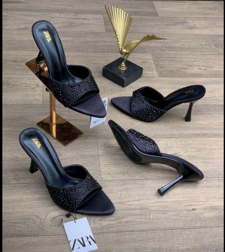 Low mules Size : 37-42 Price: 23,000 Color: As Displayed Order Via DM/WhatsApp: 07012471407 Please RT my customer might be on your TL🙏