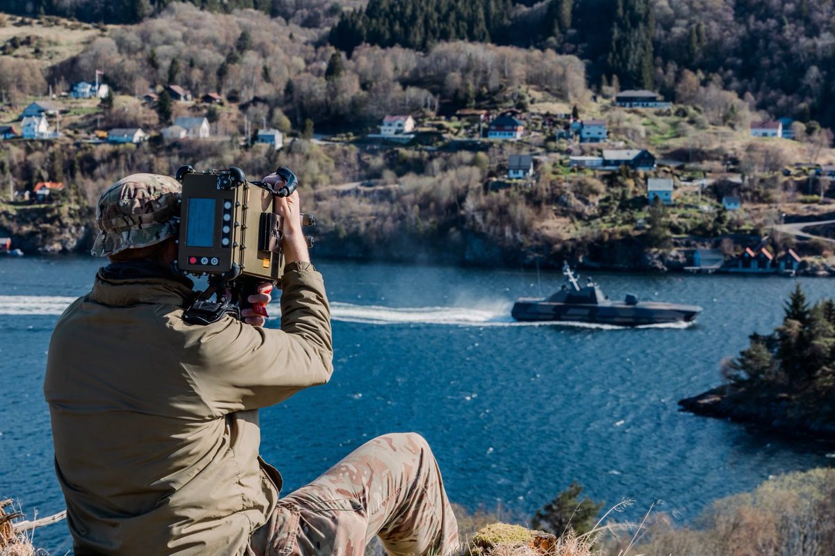 The hunter and the hunted! Our crews are working hard to avoid anti-air weapon systems in the Fjords. Aggressor Squadron from RAF Spadeadam are supporting #TamberShield2024 by emulating Man-Portable Air-Defence (MANPAD) systems. @RoyalAirForce @JEFnations @Forsvaret_no