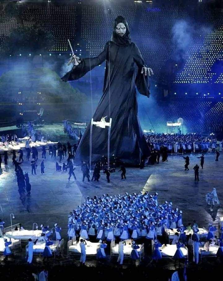 ¿Recuerdan la ceremonia de apertura de los Juegos Olímpicos de Londres 2012, con la figura gigante de la muerte sosteniendo una aguja, las enfermeras y Doctores zombies bailando y todos los niños en camas de hospital?