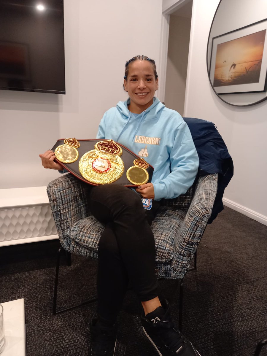 🥊OTRA DEFENSA MÁS 🥊
💥 La porteña <a href="/LescuratClara/">Clara Lescurat</a> 🇦🇷 superó por puntos, en fallo unánime, a la sueca radicada en Australia <a href="/sandstromboxer/">Linn Sandstrom</a> y retuvo por 4ª vez la corona mundial supermosca <a href="/WBABoxing/">WBA Boxing</a>, en el Hordern Pavilio de Sidney 🇦🇺.Las tarjetas fueron 99-91, 97-93 y 100-90.🫡