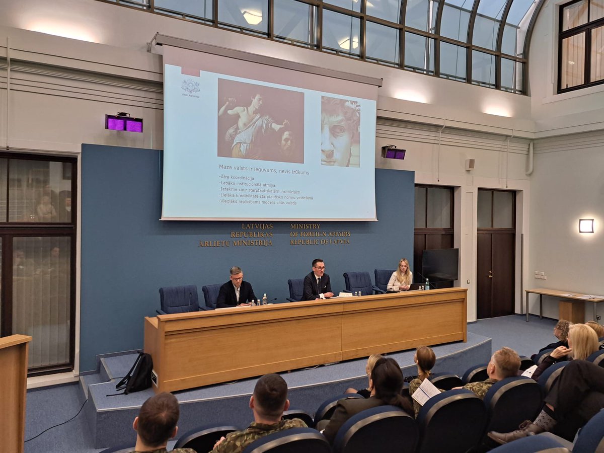 rbambals's tweet image. Šodien vadījām darbnīcu par stratēģisko komunikāciju ar praktisku piemēru izspēlēm ap 30 Latvijas diplomātiem un nozaru pārstāvjiem, atašejiem, kas šovasar dosies rotācijā uz Latvijas diplomātiskajām pārstāvniecībām ārvalstīs. #TuEsiLatvija #SmallestSuperpower