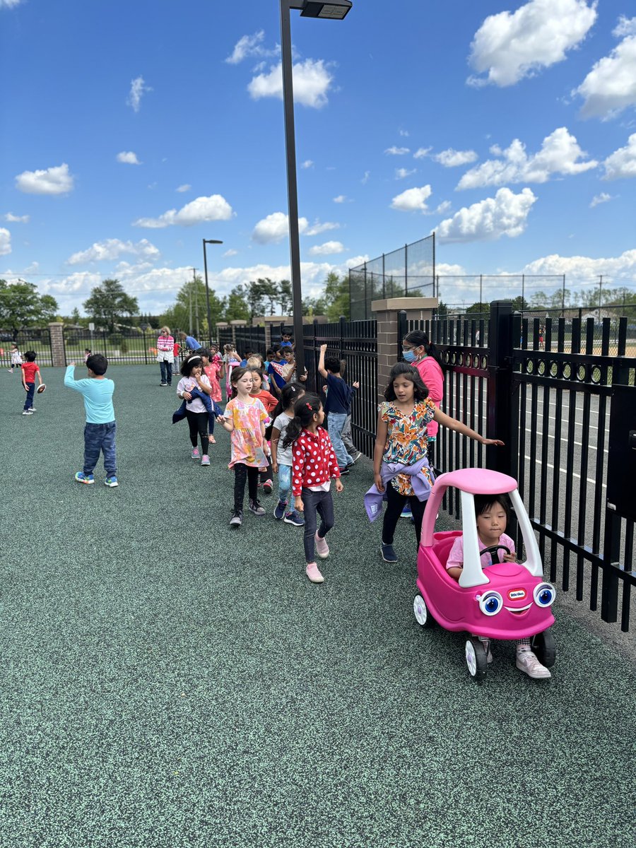 AGoodClassroom's tweet photo. Kinder recess on a beautiful day ☀️ 
@E_ThompsonES @EAnnDickson @amonarch3 https://t.co/en6yrGhJRW