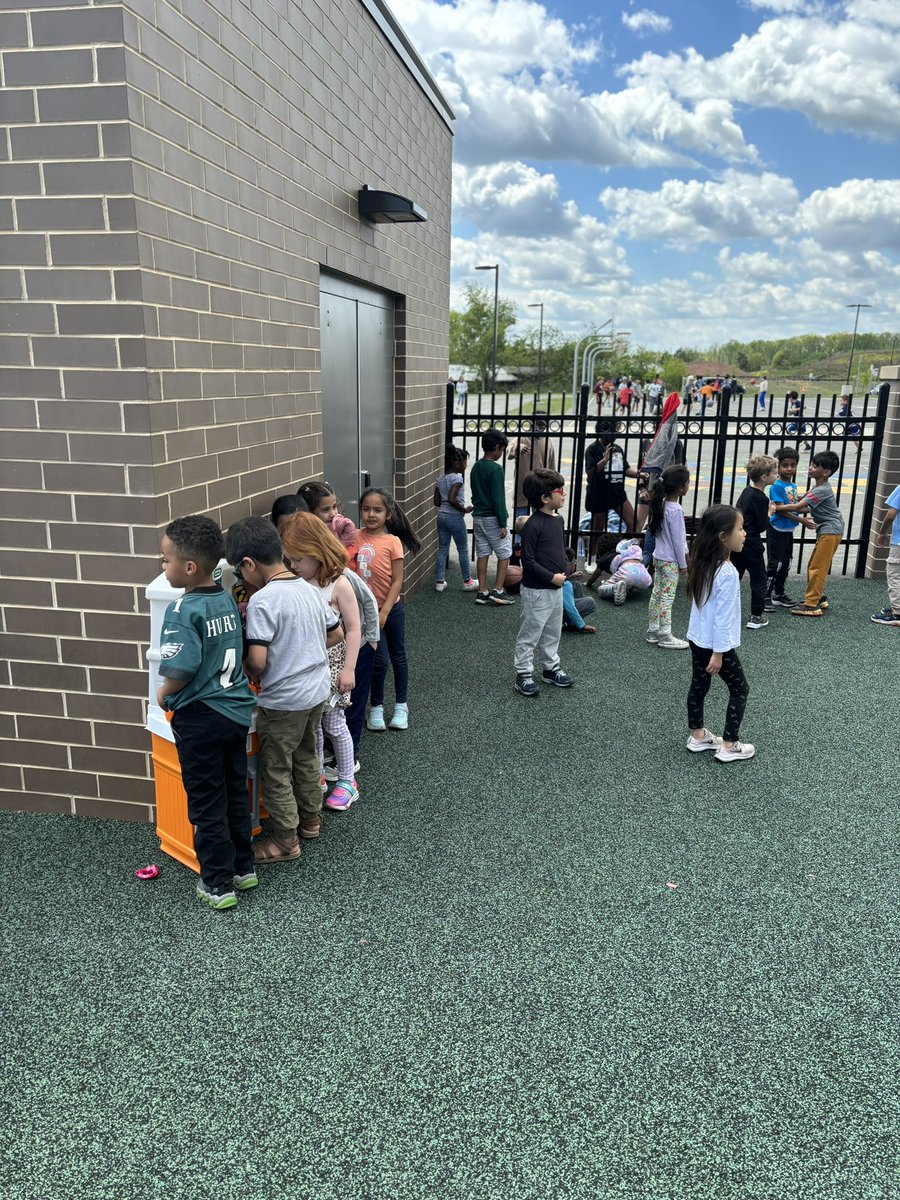 AGoodClassroom's tweet photo. Kinder recess on a beautiful day ☀️ 
@E_ThompsonES @EAnnDickson @amonarch3 https://t.co/en6yrGhJRW