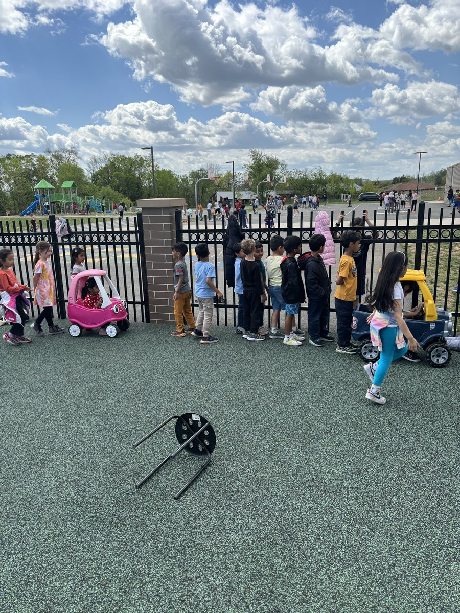 Kinder recess on a beautiful day ☀️ 
<a href="/E_ThompsonES/">Elaine Thompson Elementary</a> <a href="/EAnnDickson/">Elizabeth Dickson</a> @amonarch3