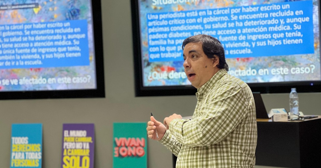 amnistia's tweet photo. Taller "Introducción a los de derechos humanos" facilitado por Carlos Lusverti @Lusverti

Estudiantes reflexionan sobre casos de estudio donde el derecho al agua, a la educación, a la libertad de expresión y a la no discriminación están afectados 

📌 @enlaucab https://t.co/9jrdPykuaK