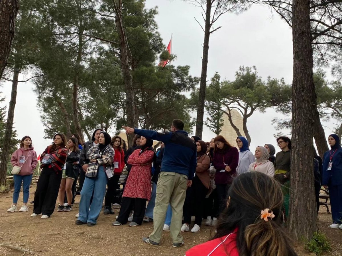 🇹🇷 57 Alay Vefa Yürüyüşü 24-25 Nisan tarihlerinde, Çanakkale ili Gelibolu Yarımadası'nda düzenlenen 57. Alay Vefa Yürüyüşü'ne katılmak için İzmir'den yola çıktık! Gençlerimizle birlikte, şehitlerimizi anmak ve tarih bilincimizi paylaşmak için bu anlamlı etkinlikte yer aldık.