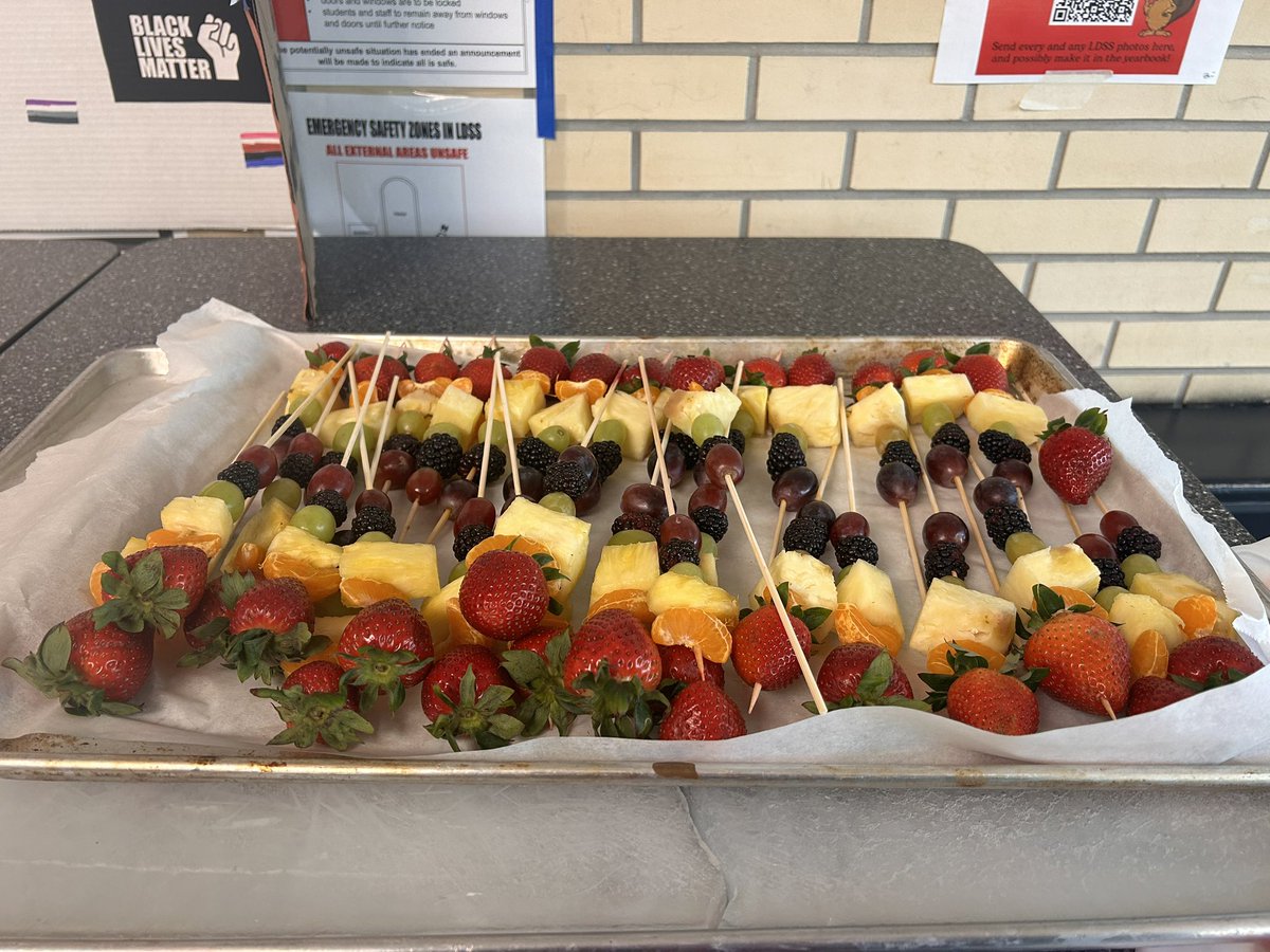 We had to move our spirit/OFSAA try day due to weather but the JustUs League still has us feeling like spring with these yummy fruit kabobs at lunch ❤️🧡💛💚💙💜 @OSNPsouthwest