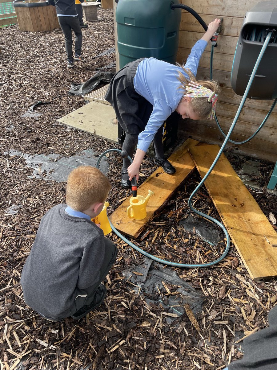 P3/4 enjoying exploring their #OutdoorLearning environment 💦🌳🌼🪶⏳