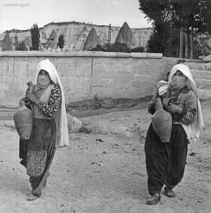 Nevşehir Göreme Çeşmeden Eve Su Taşıyan Analarımız 1955.