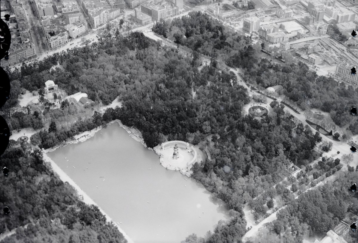 Otra vista tremenda del Retiro, con la estructura a modo de teatro al lado de la casa de vacas y un barrio de Ibiza en pleno avance urbanístico. Se ve también el antiguo Florida Park y el antiguo parque de bomberos en O'Donnell (1928, foto de Walter Mittelholzer, ETH-Bibliothek)