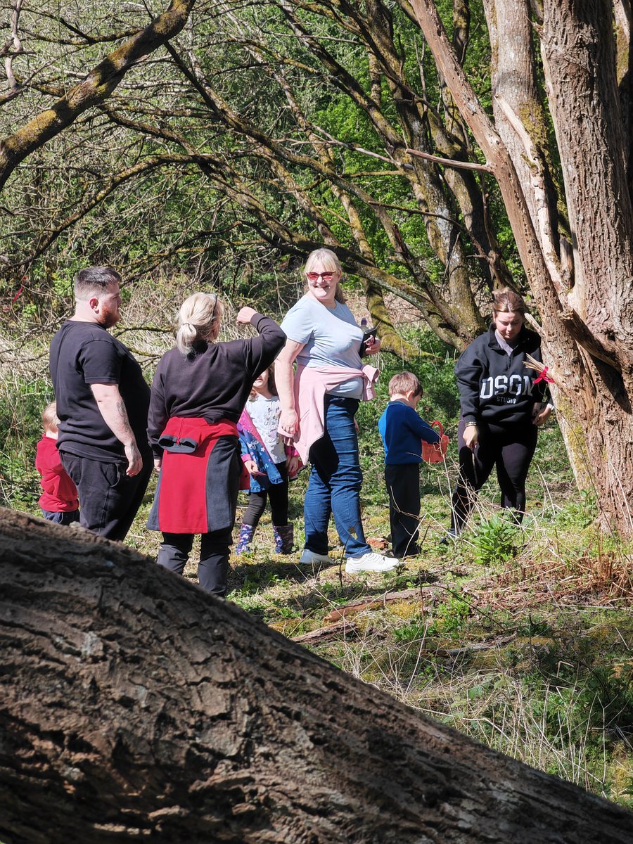 🌳1/2 CLD Schools & Homelink Worker's Siobhan Innes & Carolanne Waddell &  Sarah Parker from @LaburnumC facilitated a family learning Forest Schools session today! The families enjoyed looking for bugs in the sunshinr! 🕷️☀️ @InglisLesley236 @Fergusliz #forestschool #becauseofCLD