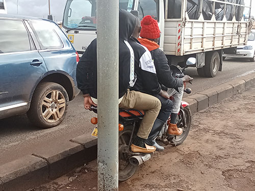 Bodaboda wavuna mafuriko yakileta masumbuko na msongamano Thika Road taifaleo.nation.co.ke/habari-mseto/b…