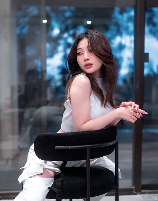 Let me sit on you ? https://t.co/deLHm8FSCW
