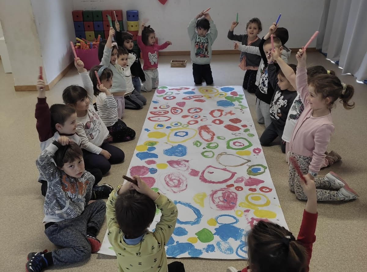 ARTELANAK SORTZEN
Txoko artistikoan eraldaketa pedagogiko batean gaude murgilduta. Pixkanaka proiektu ezberdinak jarriko dira martxan, horien artean, artista ezberdinak landuko dira . Oraingo honetan 4 urtekoen txanda izan da.

andoainikastola.eus/eu/artelanak-s…