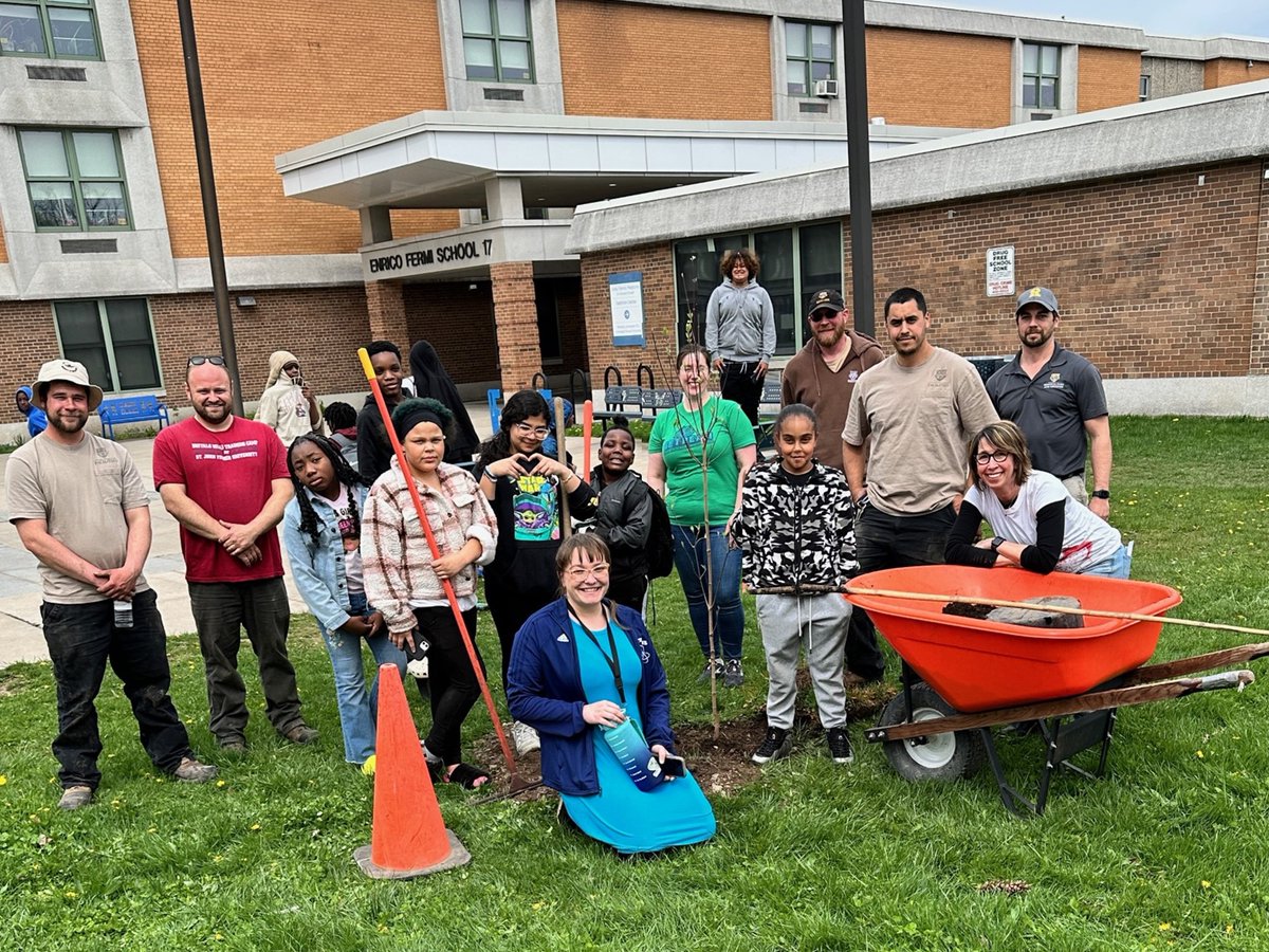 April Luehmann's Tree Talk project @UR_WarnerSchool planted trees with students and teachers from Rochester's Enrico Fermi School 17 Garden Club, with the support of the @UofR and @RCSDNYS grounds teams. 
#EarthWeek #TreeEquity