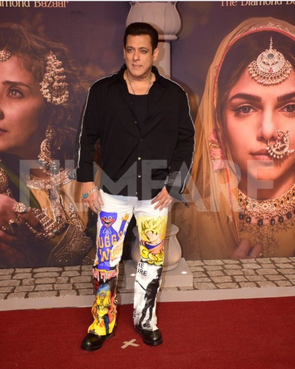 #SalmanKhan attends the #Heeramandi premiere.💛