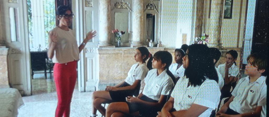 'Todos los que estamos aquí nacimos con el bloqueo y es importante demostrar cómo impacta negativamente en todos los sectores de nuestra sociedad'. 📌 Conversatorio sobre el bloqueo en Secundaria Básica 'Fructuoso Rodríguez'. #MejorSinBloqueo